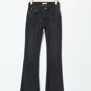 Bootcut jeans från Perfect Jeans, svart - Svarta bootcut jeans från Gina Tricot i storlek 34. 💞