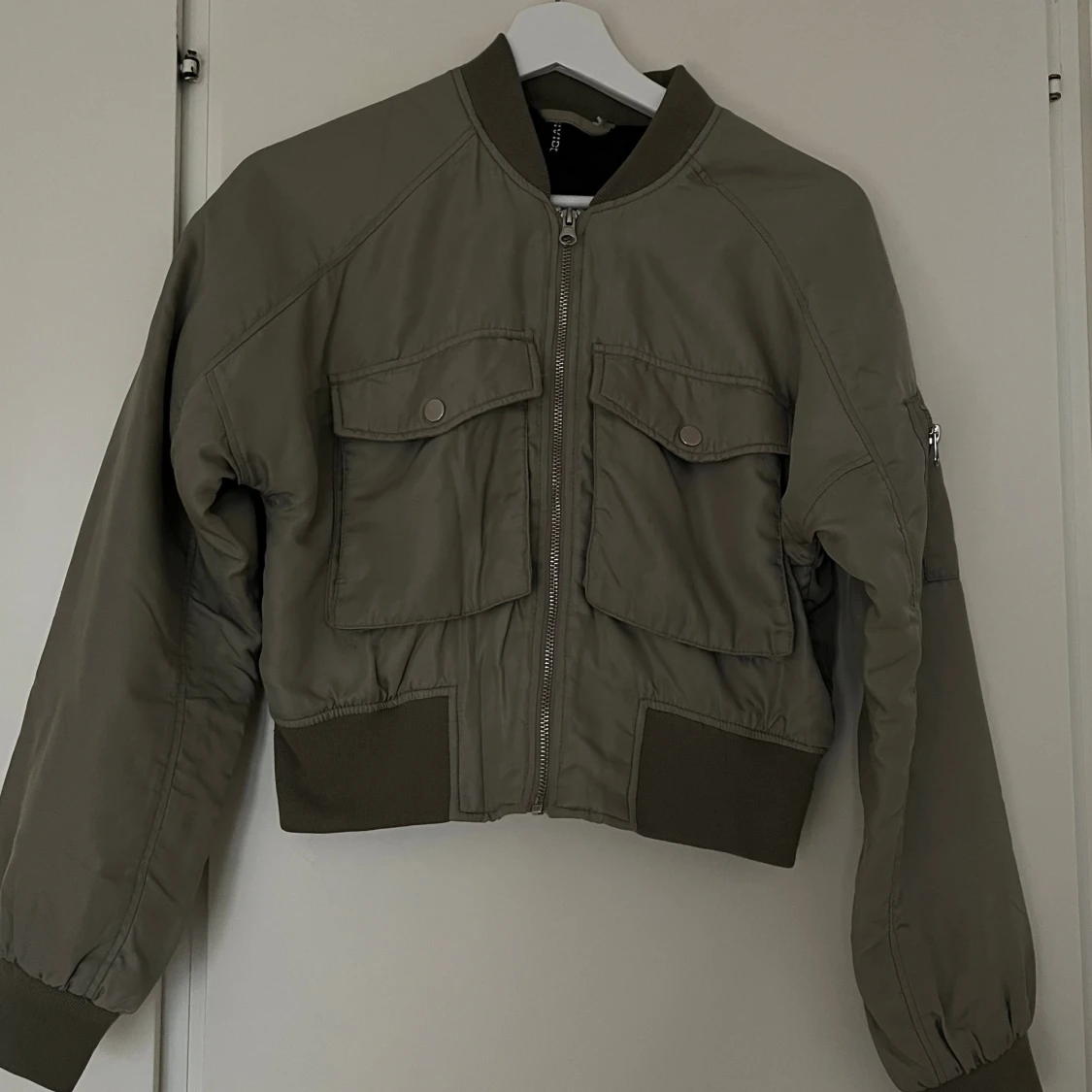Olivgrön croppad bomberjacka från H&M