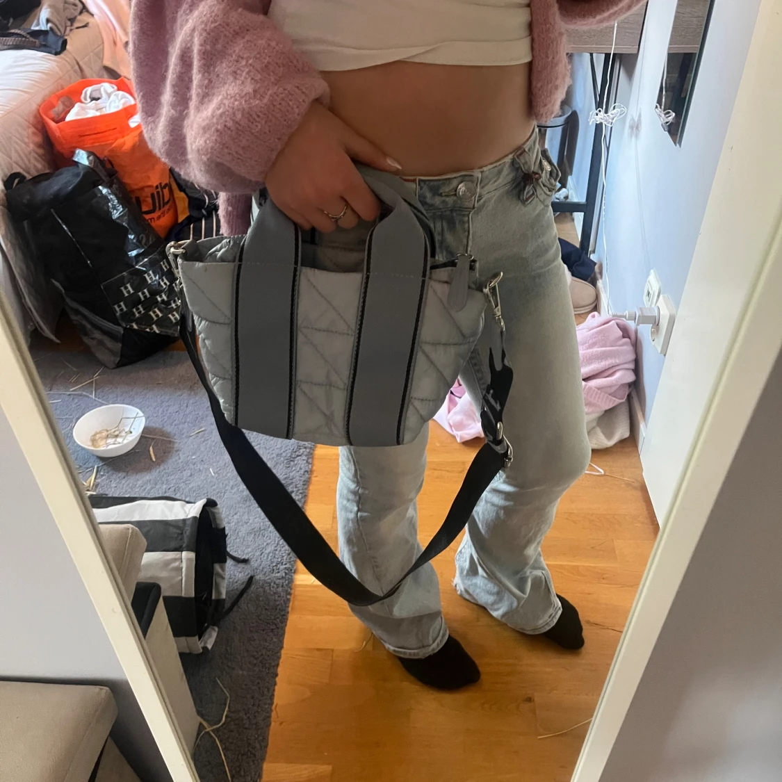 Ljusgrå quiltad axelväska med bred rem