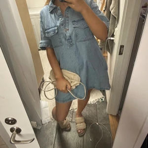 Ljusblå jeansklänning med fickor - Säljer denna super snygga jeansklänningen då det inte kommer till användning💙