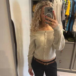 Stickad tröja - Trendig stickad tröja som inte går att få tag på längre. Superfin och passar till alla olika tillfällen.