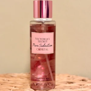 Victoria’s Secret Pure Seduction Crystal 250 ml - Victoria’s Secret Pure Seduction Crystal, 250 ml. Limited edition. Knappt använd, vilket syns på bild. Kommer i originalförpackningen. Givetvis förvarad mörkt och svalt. 