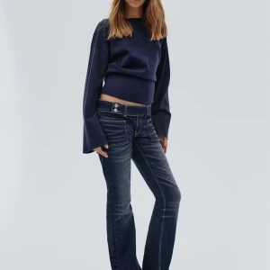 Mörkblå bootcut jeans med kontrastsömmar - Snygga mörkblå jeans med bootcut passform och markerade kontrastsömmar. Jeansen har låg midja, klassiska fem fickor och är tillverkade i ett robust denimtyg. Säljer då de inte har kommit till användning och är för stora❤️