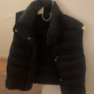 Svart väst från Zara - Använd flertal gånger, i bra skick däremot lite foundation uppe vid halsen 