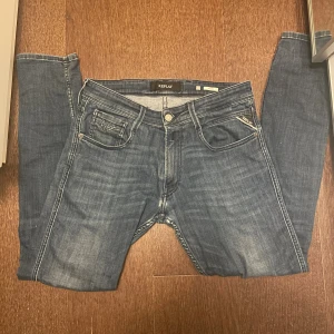 Blåa replay jeans - Säljer ett par fräscha replay jeans i w31 och l32  då de inte kommer till användning så ofta eftersom de är för små, har tyvärr två slitningar