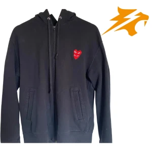 Play comme des garcons zip hoodie - Säljer min sjukt snygga och sköna zip hoodie, säljer den för att den är för liten för mig, Ny pris 3000k, köpt på NK Stockholm 