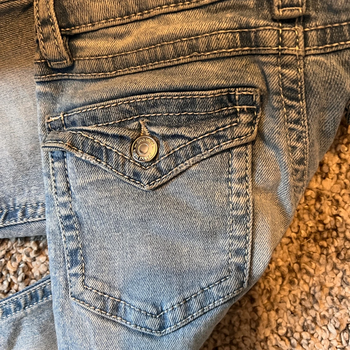 Ljusblåa jeans från Gina  - 2