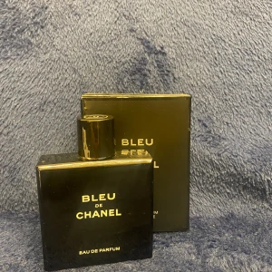 Bleu de Chanel Eau de Parfum - Stilren och ikonisk parfym från Chanel. 100 ml flaska, tillverkad i Frankrike. Perfekt för dig som vill sticka ut med en klassisk och modern touch. Men det är ungefär 60 ml