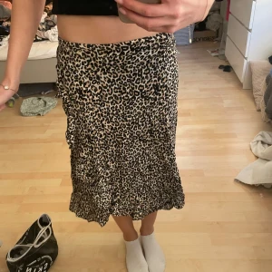 Leopard kjol - Säljer en snygg leopard kjol som inte kommer till användning längre. Nästan oanvänd. 