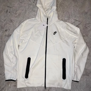 Nike tech fleece  - Nike tech fleece vit zip hoodie i storlek L. Helt ny med prislapp kvar för ett billigt och bra pris! 
