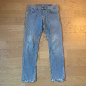 Dondup Jeans - Säljer ett par ljusblå jeans från Dondup Artisan Limited Edition. Dom är i storleken 30, skicket är riktigt bra, inga tecken på användning men om du har på dig dom så känns det att dom har varit använda fåtal gånger. Kom gärna in om du har frågor eller funderingar, pris är ej hugget i sten!
