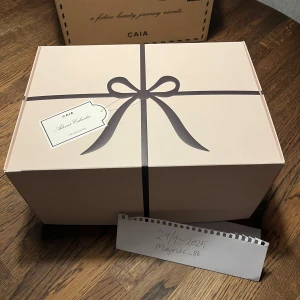 CAIA Adventskalender 2025 - Säljer en exklusiv CAIA Advent Calendar 2025, fylld med olika sminkprodukter och skönhetsfavoriter. Kalendern kommer i en lyxig ljusrosa box med svart rosett och etikett. Perfekt för dig som vill testa flera CAIA-produkter i snygg förpackning.