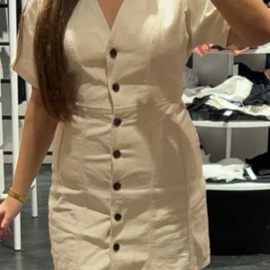 Jeansklänning  - Säljer denna korta jeansklänning från Lindex o storlek s