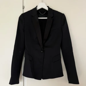 Kavaj svart Burberry - Svart kavaj från Burberry. Har en figursydd passform.