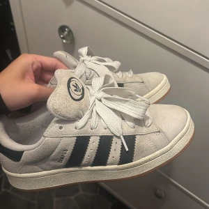 Campus 00 - Ett par campus 00’s från adidas som inte kommer till användning för mig längre! Superfina🩷 pris går att diskutera