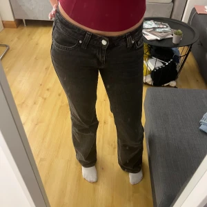 Svarta bootcut jeans från Gina Tricot - Säljer ett par svarta bootcut jeans från Gina Tricot. Jeansen har medelhög midja och är bootcut. Har andvänds en del men är fortfarande i bra skick!