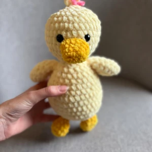 Virkad anka - Söt liten virkad ankan perfekt som gosedjur eller som dekoration. Den är ca 29 cm hög. Ankan har Säkerhetsögon som inte rekommenderas för barn under 3 år så ha detta i åtanke vid köp! 