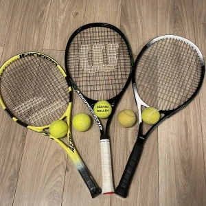  Dennis Kit  - Hallå säljer tre snygga tennisrack och fem tennisbollar och du får gratis frakt !