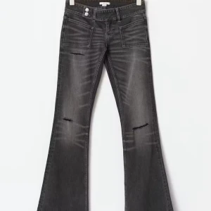 Grå bootcut jeans med slitningar - Snygga grå jeans med bootcut-modell och slitna detaljer vid knäna. Jeansen har framfickor och dubbla knappar i midjan. har ingen bild med dom på, och dom är nya andvänt 1 gång 