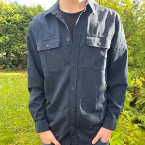 Mörkblå overshirt från Nudie Jeans - Tja säljer nu denna sjuk snygga Overshirten som är perfekt till hösten 🍁|  Storleken är S och märket är Nudie Jeans🙌🏼😻| Vid frågor och funderingar är det bara att skriva!!✍🏼