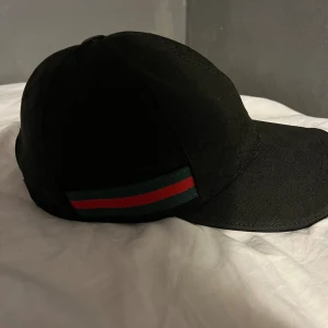 Svart gucci keps  - Säljer min svarta Gucci keps som jag haft i drygt en månad. Använd ett fåtal gånger men den ser ny ut. Har ni frågor så är det bara att skriva. Pris kan diskuteras 