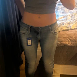 De perfekta skinny jeansen! - De perfekta skinnyjeansen till en vanlig outfit eller till ett par höga klackar! Så snygga och bra kvalité. Oanvända! 