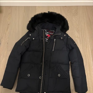 Svart pufferjacka Moose Knuckles - Säljer Moose Knuckles. Jackan är i storlek S och har en avtagbar huva med svart päls. Använd i två vintar, jackan är köpt hosd johnells kvitto finns vid begäran. Vid fler frågor eller bilder hör av er skicka ett pm pris kan även diskuteras