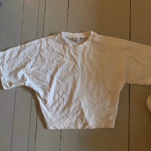 Figursydd tshirt - Basic t-shirt från lager 157, i storlek 150 vilket är som en xs! Aldrig använd då den inte passade mig så bra🤍finns en likadan svart i min profil! 