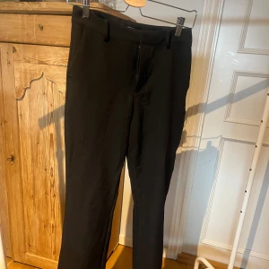 Svarta kostymbyxor med raka ben - Stilrena svarta kostymbyxor med raka ben.