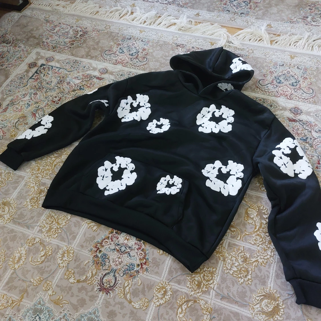 Svart hoodie med vita blommiga tryck Denim tears