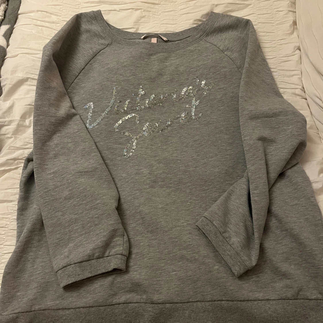 Grå sweatshirt från Victoria's Secret - 1