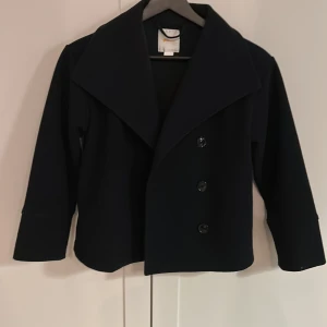 Marinblå kappa från Gina Tricot - Fin kappa från Gina tricot, bra passform. Lite nopprig på ärmarna!