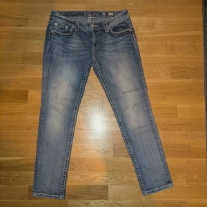 Skitsnygga vintage 2000-tals Miss Me jeans - Säljer dess snygga true Miss Me jeans då de inte passar min stil längre. Är inget fel på dem och har endast haft på mig dem ett par gånger 💕 De är skinny-jeans men kan nog lätt göras om till bootcut! Jättefina detaljer på bakfickan och inga paletter har försvunnit! Självklart är de low waist ;D Vid fler frågor angående varan, t.ex. om måtten, hör gärna av dig ^^ (öppen för prisförslag!) 