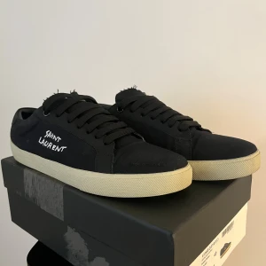 Saint Laurent - sneakers - Sneakers från Saint Laurent. Storlek 43. Använda vid kanske 3 tillfällen. Mycket bra skick. Ink box och allt annat. 