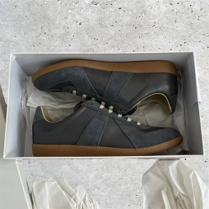 Maison Margiela Gats - En av dem få autentiska Maison Margiela Gats | Helt nya skick 10/10 | Storlek 43 och färgen grå | Kvitto finns, box och dust-bag tillkommer vid köp | Hör av er för mer information/bilder! 