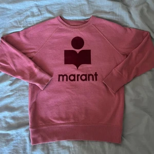 Rosa sweatshirt från Isabel Marant Étoile - Super fin och populär rosa sweatshirt från Isabel Marant Étoile med ikoniskt sammetstryck på bröstet. Jätte fint skick, syns knappt att den är använd. 