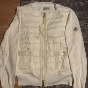 Moncler tricot - Riktigt fin cardigan för dam, vid fler frågor elle bilder är det ba skriva!