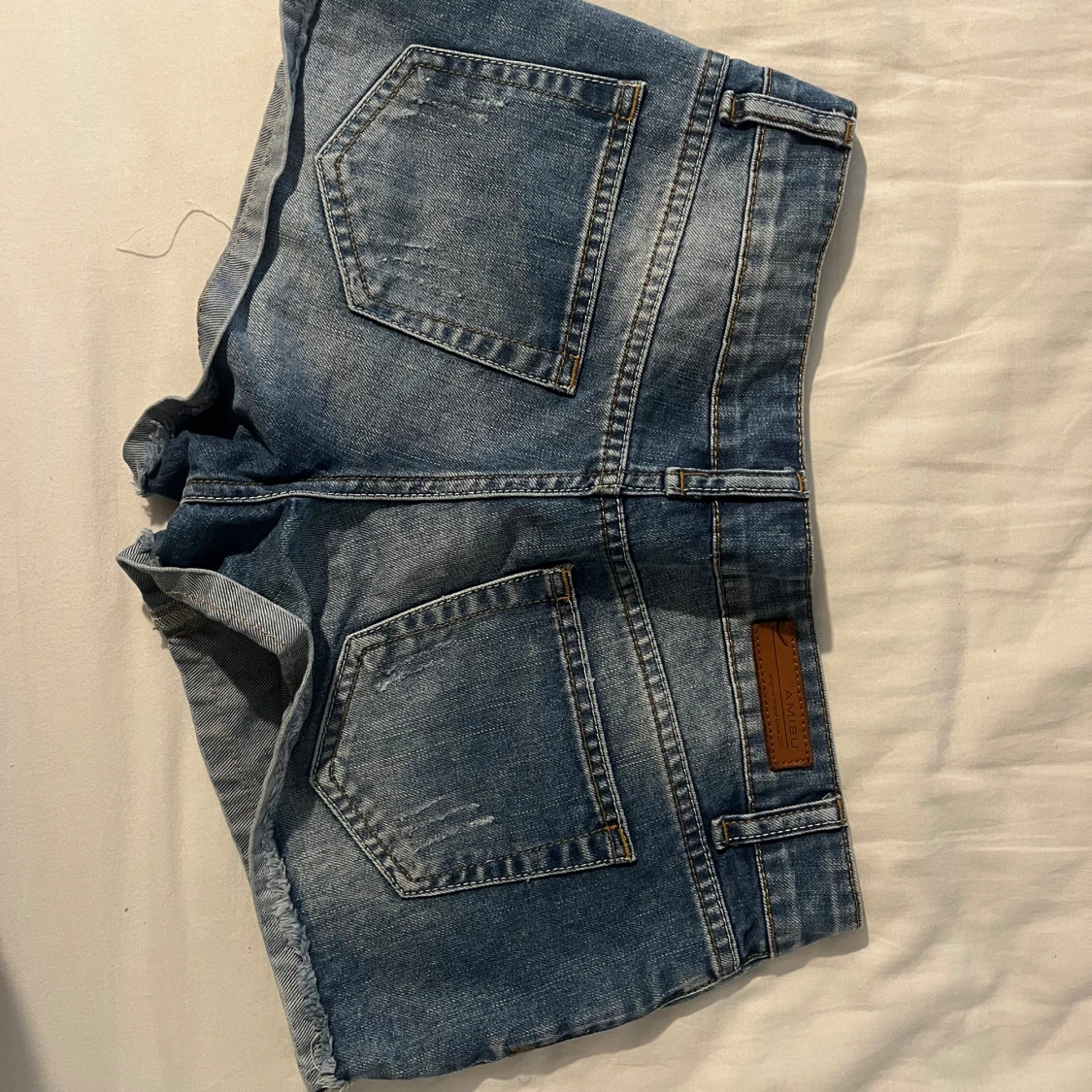 Lågmidjade jeansshorts - 1
