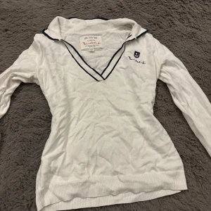Vit tröja - Supersnygg vid tröja stretchigt material och nyskick. Tveka inte att fråga!💕💕