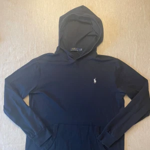 Marinblå hoodie från Polo Ralph Lauren - | märke: Polo Ralph Lauren | plagg: hoodie | skick: 9/10 | storlek: S | nypris: 1500kr | mitt pris: 449kr | färger: mörkblå | pris kan diskuteras | hör av dig vid minsta fråga eller fundering // MatteoResell |