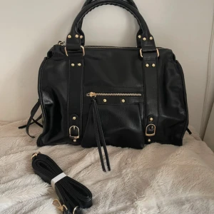 Svart Väska - Jättefin väska som får plats med en chroomebook och är perfekt till skolan