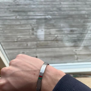Silver armband  - Tjena, säljer mitt silverhalsband i rostfritt stål som fungerar som vanligt.  Jag fick armbandet i present så vet inte vilket märke det är. Har du några ytterligare frågar är det bara ställa dom. 