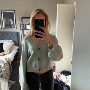 Stickad kofta  - Jättefin stickad kofta från HM. Storlek M, S