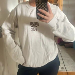 Sweatshirt  - Pris kan diskuteras vid snabbköp. Jätte snygg Ljus beige sweatshirt från Urban outfitters, oanvänd och lappen är kvar. 