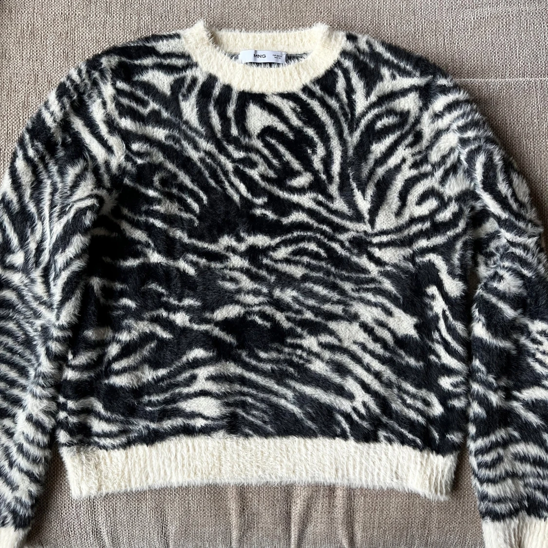 Zebramönstrad stickad tröja - 1