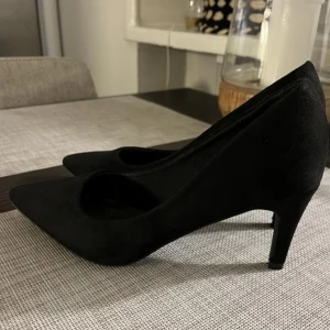 Svarta pumps  - Helt nya svarta pumps från Duffy i storlek 39. Skorna har spetsig tå och klack, tillverkade i mockaimitation. Kartong följer med.
