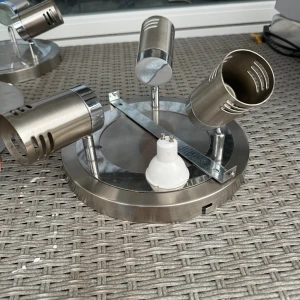 Takspotlight i borstat stål, 3-armad - Modern takspotlight i borstat stål med tre justerbara spotlights. Passar perfekt för vardagsrum, kök eller hall. Fungerar med LED-lampor (GU10-sockel). Några mindre repor och normalt bruksslitage, men i gott skick och fullt fungerande.