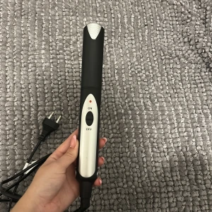 Plattång - Snygg och smidig plattång  med enkel ON/OFF-knapp och säkerhetslås. Svart och silver design, EU-kontakt. Den i gott skick utan synligt slitage eller defekter. Perfekt för att snabbt och enkelt styla håret hemma. Använd 1 gång men väljer att sälja då jag redan har en annan 