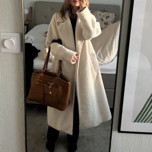 Oversized teddykappa, lång  - Jättefin och varm teddykappa i cremevit. Inga defekter. Oversized, finns tillhörande knytskärp