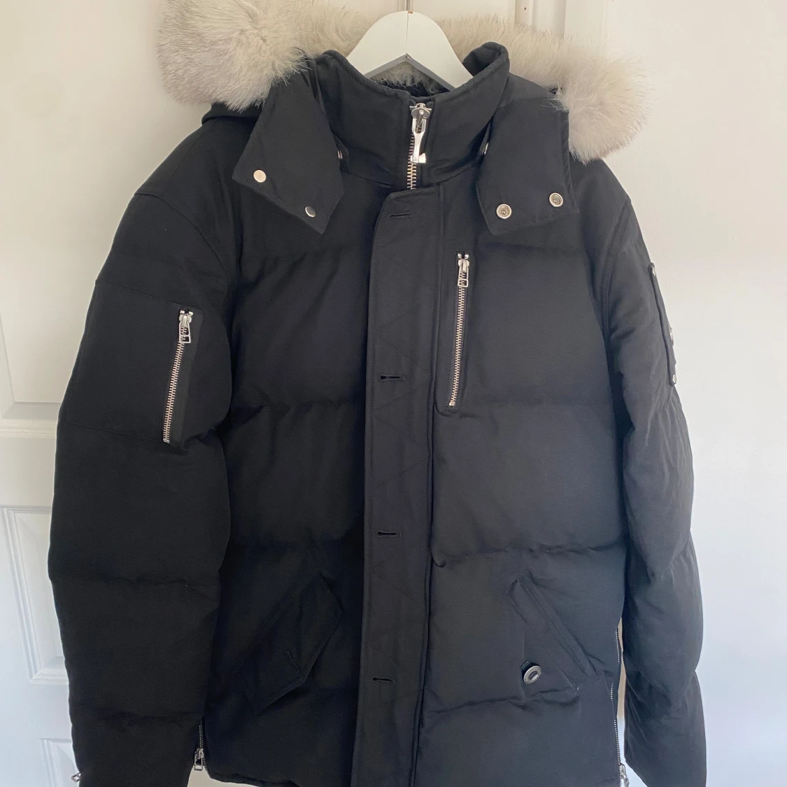 Svart dunjacka med päls från Moose Knuckles